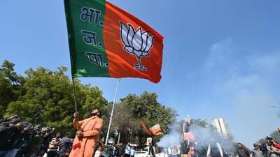BJP supporters celebrate outside the Delhi BJP office. (Arvind Yadav/HT) BJP supporters celebrate outside the Delhi BJP office. (Arvind Yadav/HT)