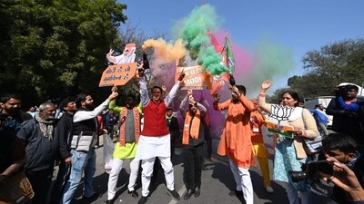 As of 3.15pm the BJP has won 22 seats and is leading on 25 others. The AAP has won 11 seats and is ahead on 12 others. (Arvind Yadav/Hindustan Times)