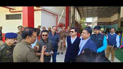 Commissioner of police (CP) Mohit Agarwal and district magistrate S Rajalingam inspect the route that Naga sadhus will take to reach Kashi. (HT Photo) Commissioner of police (CP) Mohit Agarwal and district magistrate S Rajalingam inspect the route that Naga sadhus will take to reach Kashi. (HT Photo)