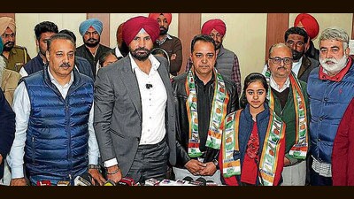 Councillor Amandeep Singh (centre) joined the Congress in presence of PPCC chief Amarinder Singh Raja Warring in Ludhiana on January 29. (HT File)