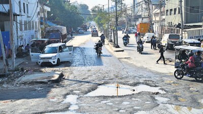 Potholes at Mahadev Mandir Chowk. (Arvind Yadav/HT) Potholes at Mahadev Mandir Chowk. (Arvind Yadav/HT)