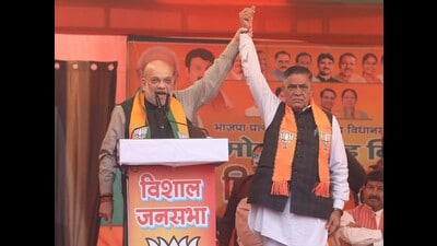 Union home minister Amit Shah at a public meeting with Mohan Singh Bisht on February 1. (HT Photo) Union home minister Amit Shah at a public meeting with Mohan Singh Bisht on February 1. (HT Photo)