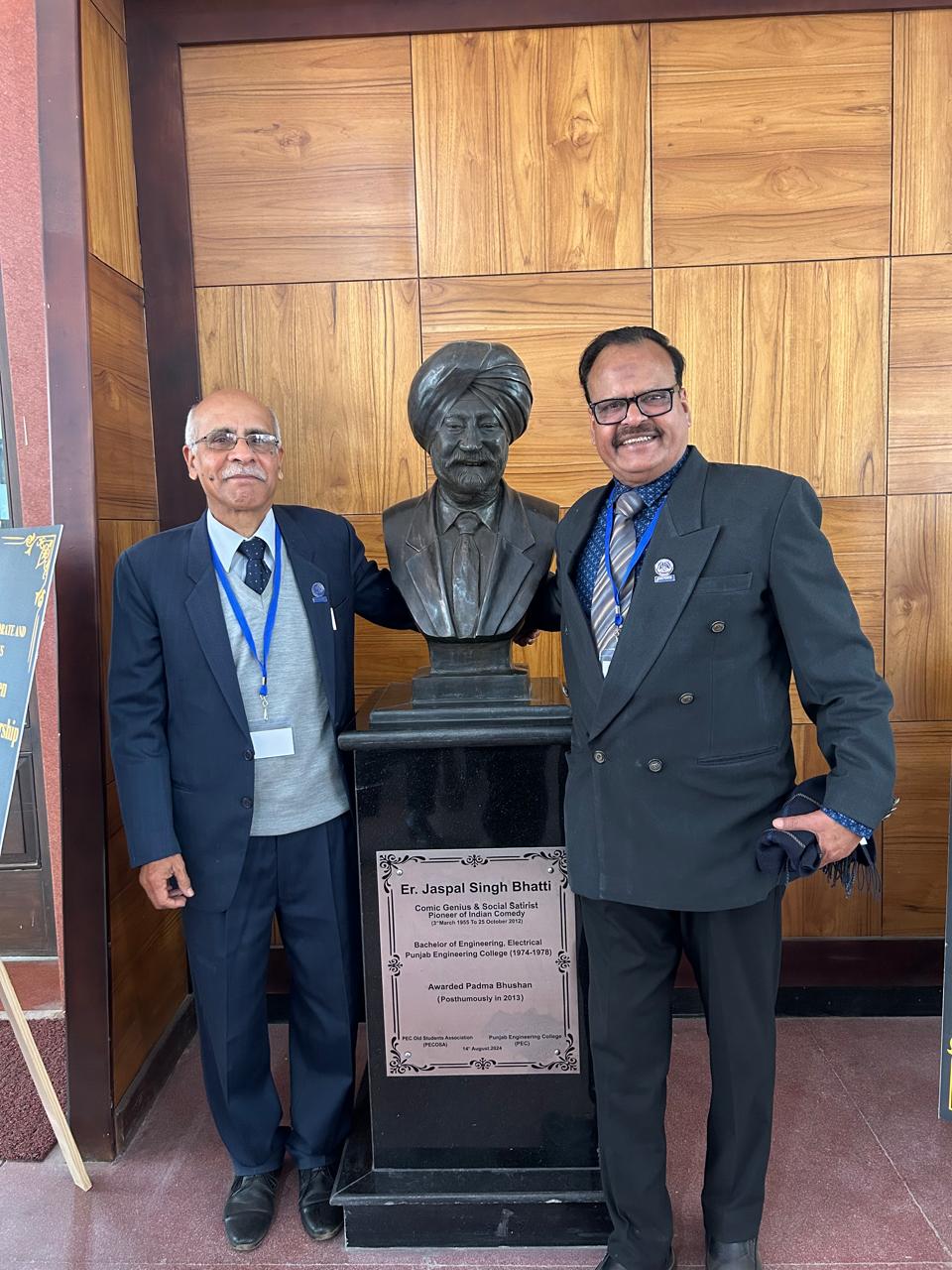 Batchmates of the late television personality Jaspal Singh Bhatti, all 1978 electrical engineering graduates, gather for a memorable photo with his statue. (HT) Batchmates of the late television personality Jaspal Singh Bhatti, all 1978 electrical engineering graduates, gather for a memorable photo with his statue. (HT)