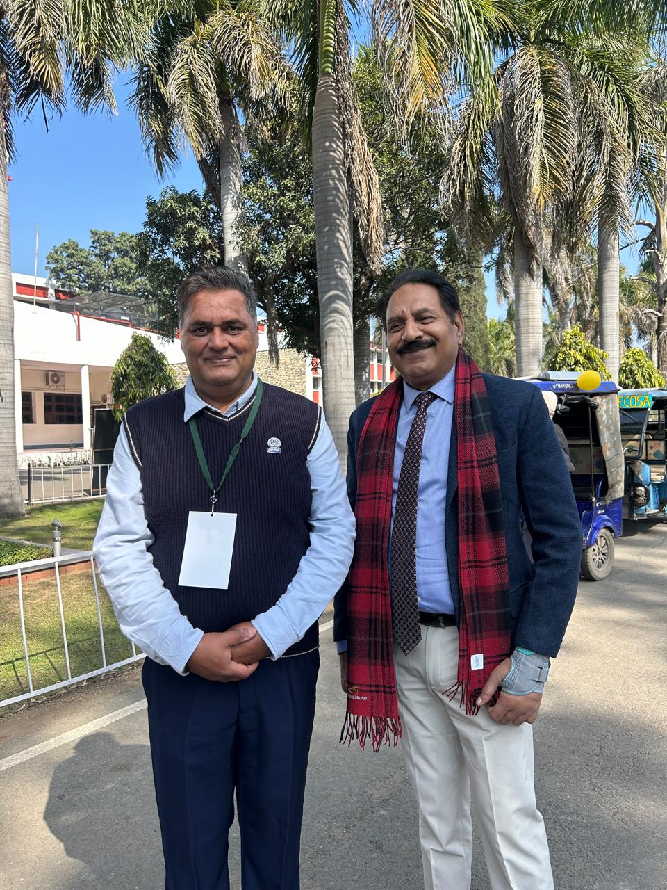 Former UT adviser Dharam Pal, a 1985 electronics engineering graduate, catches up with PECOSA treasure Zorawar Singh. (HT) Former UT adviser Dharam Pal, a 1985 electronics engineering graduate, catches up with PECOSA treasure Zorawar Singh. (HT)