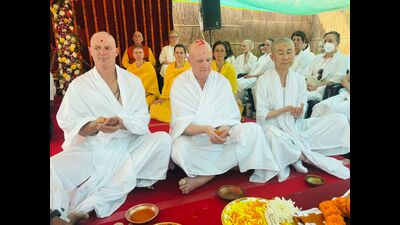 (From left): David Patrick O Grady, John David Miller, Reiko Hyodo taking Brahmacharya Deeksha in the camp of Shakti Dhaam in sector 17 of Mahakumbh Nagar on Sunday. (HT Photo)