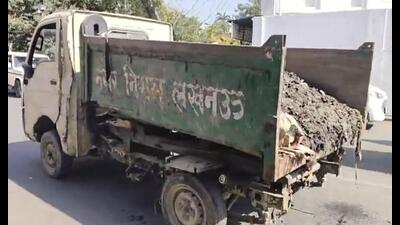 An LMC vehicle carrying uncovered garbage in Lucknow. (Sourced) An LMC vehicle carrying uncovered garbage in Lucknow. (Sourced)