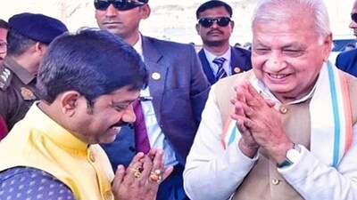 Bihar governor Arif Mohammad Khan (right) being welcomed by U.P. minister Nand Gopal Gupta ‘Nandi’ at Mahakumbh in Prayagraj (HT photo) (HT_PRINT) Bihar governor Arif Mohammad Khan (right) being welcomed by U.P. minister Nand Gopal Gupta ‘Nandi’ at Mahakumbh in Prayagraj (HT photo) (HT_PRINT)