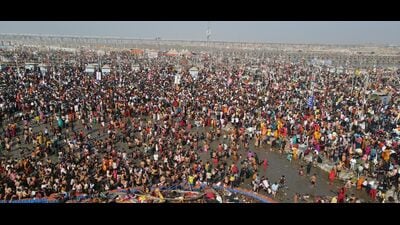 Devotees take a holy dip at Sangam on Sunday. (HT Photo)