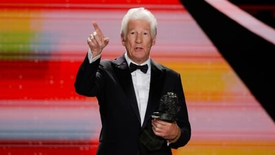 Richard Gere holds the International Goya Award during the Spanish Film Academy's Goya Awards ceremony in Granada, Spain February 8, 2025. REUTERS/Jon Nazca (REUTERS)