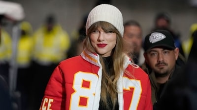 Taylor Swift wears a Travis Kelce jacket as she shows up for a Kansas City Chiefs game in the NFL. Taylor Swift wears a Travis Kelce jacket as she shows up for a Kansas City Chiefs game in the NFL.