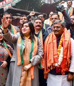 New Delhi, Jan 15 (ANI): BJP candidate from Malviya Nagar Assembly constituency Satish Upadhyay with party MP Bansuri Swaraj during a road show from Green Park to DM office before filing nomination for the Delhi Assembly Elections, in New Delhi on Wednesday. (ANI Photo/Ritik Jain) New Delhi, Jan 15 (ANI): BJP candidate from Malviya Nagar Assembly constituency Satish Upadhyay with party MP Bansuri Swaraj during a road show from Green Park to DM office before filing nomination for the Delhi Assembly Elections, in New Delhi on Wednesday. (ANI Photo/Ritik Jain)