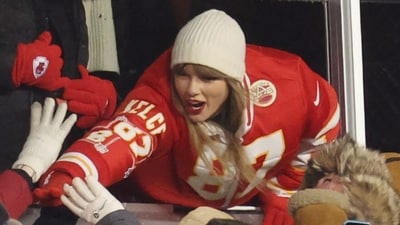 Taylor Swift sported Chiefs gear for the AFC Wild Card Playoffs between the Miami Dolphins and the Kansas City Chiefs on January 13, 2024 in Kansas City (Getty Images via AFP)