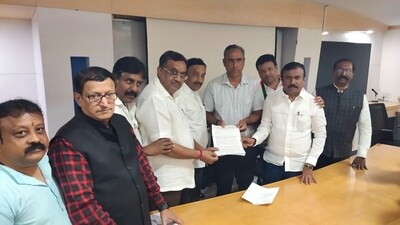 A delegation from Karnataka BJP asked BMRCL to roll back the Bengaluru metro fare hike A delegation from Karnataka BJP asked BMRCL to roll back the Bengaluru metro fare hike