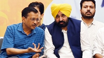 AAP National Convenor Arvind Kejriwal with Punjab CM Bhagwant Mann, during a programme. (File image) (Arvind Yadav/Hindustan Times)