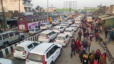 Prayagraj: Vehicles stuck on the Prayagraj-Lucknow highway during ongoing Maha Kumbh Mela, in Prayagraj on Thursday, Feb. 10, 2025. (PTI) Prayagraj: Vehicles stuck on the Prayagraj-Lucknow highway during ongoing Maha Kumbh Mela, in Prayagraj on Thursday, Feb. 10, 2025. (PTI)