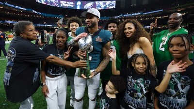 Darius Slay Jr. #2 of the Philadelphia Eagles celebrates with Vince Lombardi Trophy and his family after beating the Kansas City Chiefs 40-22 to win Super Bowl LIX at Caesars Superdome on February 09, 2025 in New Orleans, Louisiana. (Getty Images via AFP) Darius Slay Jr. #2 of the Philadelphia Eagles celebrates with Vince Lombardi Trophy and his family after beating the Kansas City Chiefs 40-22 to win Super Bowl LIX at Caesars Superdome on February 09, 2025 in New Orleans, Louisiana. (Getty Images via AFP)