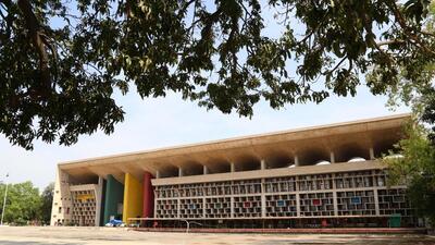 The Punjab and Haryana HC bench asserted that between 9 am and noon and during post-lunch session from 2 pm to 4.30 pm, the HC campus experiences extreme congestion due to various bottlenecks, which are aggravated by the fact that the complex and its surrounding areas have been declared a UNESCO World Heritage site. (HT File) The Punjab and Haryana HC bench asserted that between 9 am and noon and during post-lunch session from 2 pm to 4.30 pm, the HC campus experiences extreme congestion due to various bottlenecks, which are aggravated by the fact that the complex and its surrounding areas have been declared a UNESCO World Heritage site. (HT File)