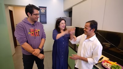 Junaid Khan paid Farah Khan a visit for the promotion on his movie Loveyapa. Junaid Khan paid Farah Khan a visit for the promotion on his movie Loveyapa.