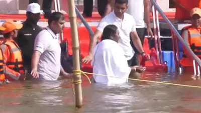 Mahakumbh Mela: President Droupadi Murmu takes a holy dip at Triveni Sangam. (Screengrab/X/@ANI)