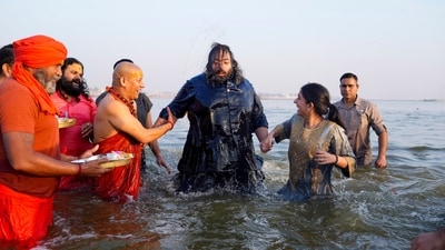 Swami Kailashanand Saraswati helps Anant Ambani and Radhika Merchant take a ritualistic holy dip at Sangam, the confluence of the Ganges, Yamuna, and mythical Saraswati. (AP) Swami Kailashanand Saraswati helps Anant Ambani and Radhika Merchant take a ritualistic holy dip at Sangam, the confluence of the Ganges, Yamuna, and mythical Saraswati. (AP)