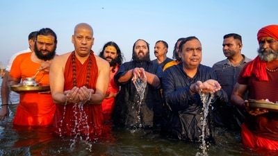 Mukesh Ambani, Anant Ambani and Swami Kailashanand Saraswati perform rituals after taking holy dip at Sangam. The family also participated in a yagya at Parmarth Triveni Pushp in Arail. (AP) Mukesh Ambani, Anant Ambani and Swami Kailashanand Saraswati perform rituals after taking holy dip at Sangam. The family also participated in a yagya at Parmarth Triveni Pushp in Arail. (AP)