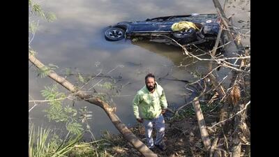 Harjinder Singh, a retired soldier who fought in the Kargil War, and his two sons risked their lives to save five labourers from drowning in the Sirhind Canal near Machhiwara on Monday night. Harjinder Singh, a retired soldier who fought in the Kargil War, and his two sons risked their lives to save five labourers from drowning in the Sirhind Canal near Machhiwara on Monday night.