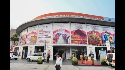 Traffic movement may be halted briefly on the Noida-Greater Noida Expressway to facilitate the movement of union textile minister to the India Expo Mart on Wednesday for the inaugural event. The exhibition will end on February 15 (HT Archive) Traffic movement may be halted briefly on the Noida-Greater Noida Expressway to facilitate the movement of union textile minister to the India Expo Mart on Wednesday for the inaugural event. The exhibition will end on February 15 (HT Archive)