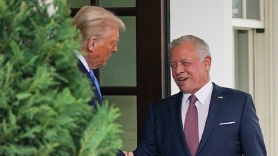 U.S. President Donald Trump shakes hands with Jordan's King Abdullah, at the White House in Washington, D.C. U.S., February 11, 2025. REUTERS/Nathan Howard (REUTERS)