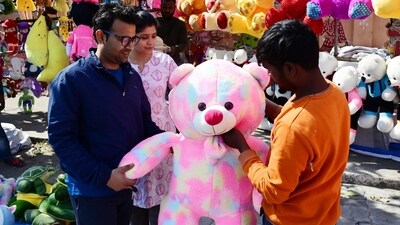 Stuffed toy shop in Lucknow making high sale during Valentine's Week (Deepak Gupta/ HT) Stuffed toy shop in Lucknow making high sale during Valentine's Week (Deepak Gupta/ HT)