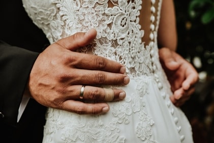Waist hug. (Shutterstock) Waist hug. (Shutterstock)