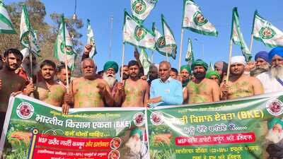 Farmers taking part in a mahapanchayat at Khanauri border on Wednesday. (HT photo) Farmers taking part in a mahapanchayat at Khanauri border on Wednesday. (HT photo)
