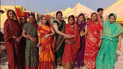 Kalpvasis in Sector 7 of the sprawling tent city after completion of their month-long stay on the Sangam banks on Wednesday. (HT) Kalpvasis in Sector 7 of the sprawling tent city after completion of their month-long stay on the Sangam banks on Wednesday. (HT)