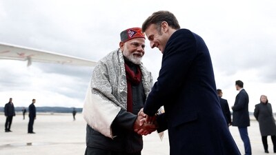 French President Emmanuel Macron shakes hands with Indian Prime Minister Narendra Modi after a departure ceremony (Photo by Christian Hartmann / POOL / AFP) (AFP) French President Emmanuel Macron shakes hands with Indian Prime Minister Narendra Modi after a departure ceremony (Photo by Christian Hartmann / POOL / AFP) (AFP)