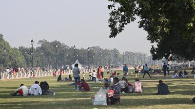 People enjoy the pleasant Delhi weather at Kartavya Path. (Arvind Yadav/ HT Photo) People enjoy the pleasant Delhi weather at Kartavya Path. (Arvind Yadav/ HT Photo)