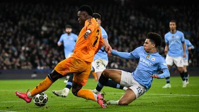 Real Madrid's Vinicius Junior (L) fights for the ball with Manchester City's Rico Lewis during their Champions League match. (AFP) Real Madrid's Vinicius Junior (L) fights for the ball with Manchester City's Rico Lewis during their Champions League match. (AFP)