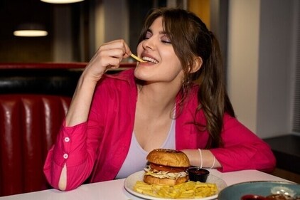 When we eat fast, our body goes into a 'fight or flight' mode, impairing our ability to digest food properly. This can lead to uncomfortable symptoms like bloating, gas, and acid reflux. (Freepik) When we eat fast, our body goes into a 'fight or flight' mode, impairing our ability to digest food properly. This can lead to uncomfortable symptoms like bloating, gas, and acid reflux. (Freepik)