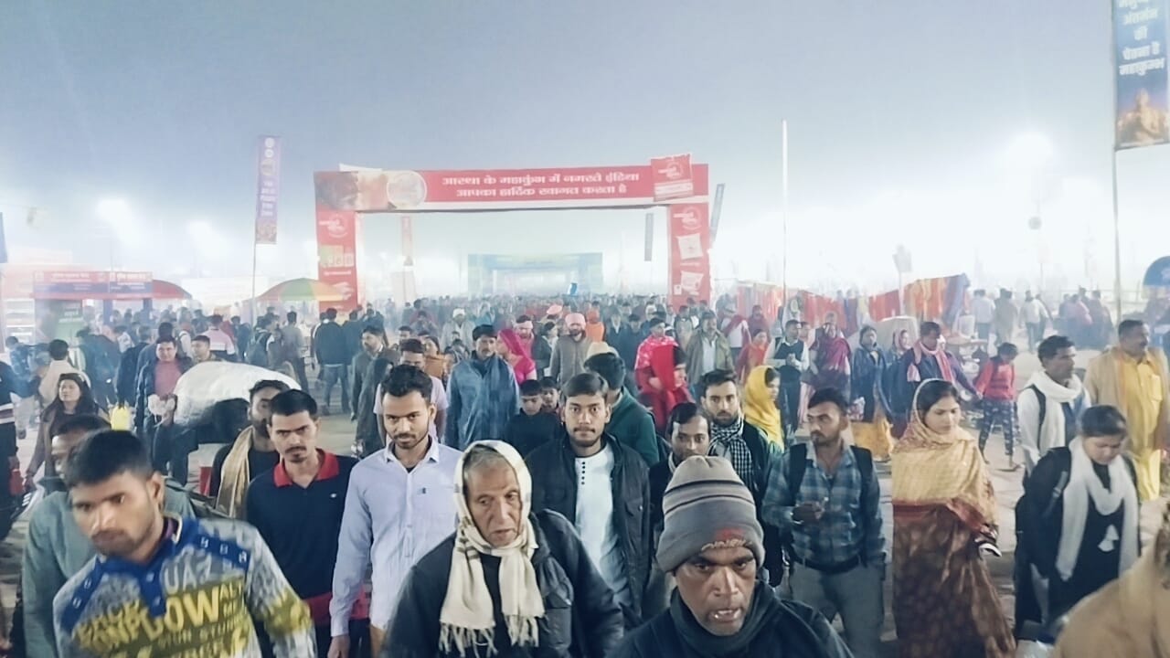 A huge crowd of devotees gathered for the Magh Purnima 'snan' at Mahakumbh in Prayagraj on Wednesday early morning. (HT Photo) A huge crowd of devotees gathered for the Magh Purnima 'snan' at Mahakumbh in Prayagraj on Wednesday early morning. (HT Photo)