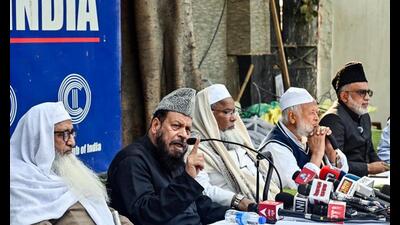 AIMPLB vice-president Obaidullah Khan Azmi with president Maulana Khalid Saifullah Rahmani, general secretary Maulana Abdur Rahim Mujaddadi, Jamiat Ulama-e-Hind president Maulana Arshad Madani and vice-president Malik Motasim Khan addresses a press conference on Waqf (Amendment) Bill, in New Delhi on Thursday. (ANNI Photo) AIMPLB vice-president Obaidullah Khan Azmi with president Maulana Khalid Saifullah Rahmani, general secretary Maulana Abdur Rahim Mujaddadi, Jamiat Ulama-e-Hind president Maulana Arshad Madani and vice-president Malik Motasim Khan addresses a press conference on Waqf (Amendment) Bill, in New Delhi on Thursday. (ANNI Photo)