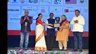 Actress Shubha Khote honoured with the ‘PIFF Distinguished Award’. Left to Right Dr. Jabbar Patel, Swati Mhase Patil, Vikas Kharge, Shubha Khote, Ashish Shelar (HT PHOTO) Actress Shubha Khote honoured with the ‘PIFF Distinguished Award’. Left to Right Dr. Jabbar Patel, Swati Mhase Patil, Vikas Kharge, Shubha Khote, Ashish Shelar (HT PHOTO)