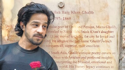 Dawood, a shop staffer, at Ghalib’s tomb. (HT Photo) Dawood, a shop staffer, at Ghalib’s tomb. (HT Photo)