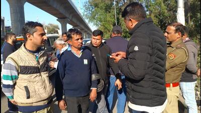 Police officers interview people near the scene of crime on the Delhi-Meerut Road on Thursday afternoon. (Sakib Ali /HT Photo) Police officers interview people near the scene of crime on the Delhi-Meerut Road on Thursday afternoon. (Sakib Ali /HT Photo)