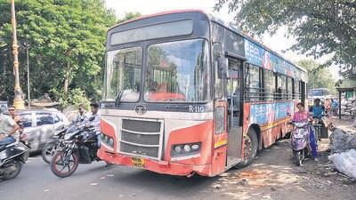 The PMC’s annual revenue is reaching up to ₹5,000 crore, and the majority of it is going for employees’ salaries and maintenance. (HT PHOTO) The PMC’s annual revenue is reaching up to ₹5,000 crore, and the majority of it is going for employees’ salaries and maintenance. (HT PHOTO)