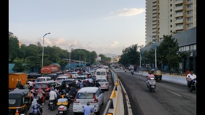 This will provide relief to nearly 6-7 lakh daily commuters on this busy road. (HT PHOTO) This will provide relief to nearly 6-7 lakh daily commuters on this busy road. (HT PHOTO)