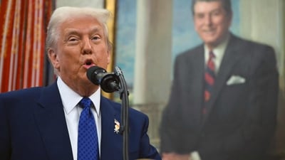 Donald Trump's writing style has been analyzed by AI, revealing a literacy level akin to that of an early teenager. (Photo by ANDREW CABALLERO-REYNOLDS / AFP) (AFP) Donald Trump's writing style has been analyzed by AI, revealing a literacy level akin to that of an early teenager. (Photo by ANDREW CABALLERO-REYNOLDS / AFP) (AFP)