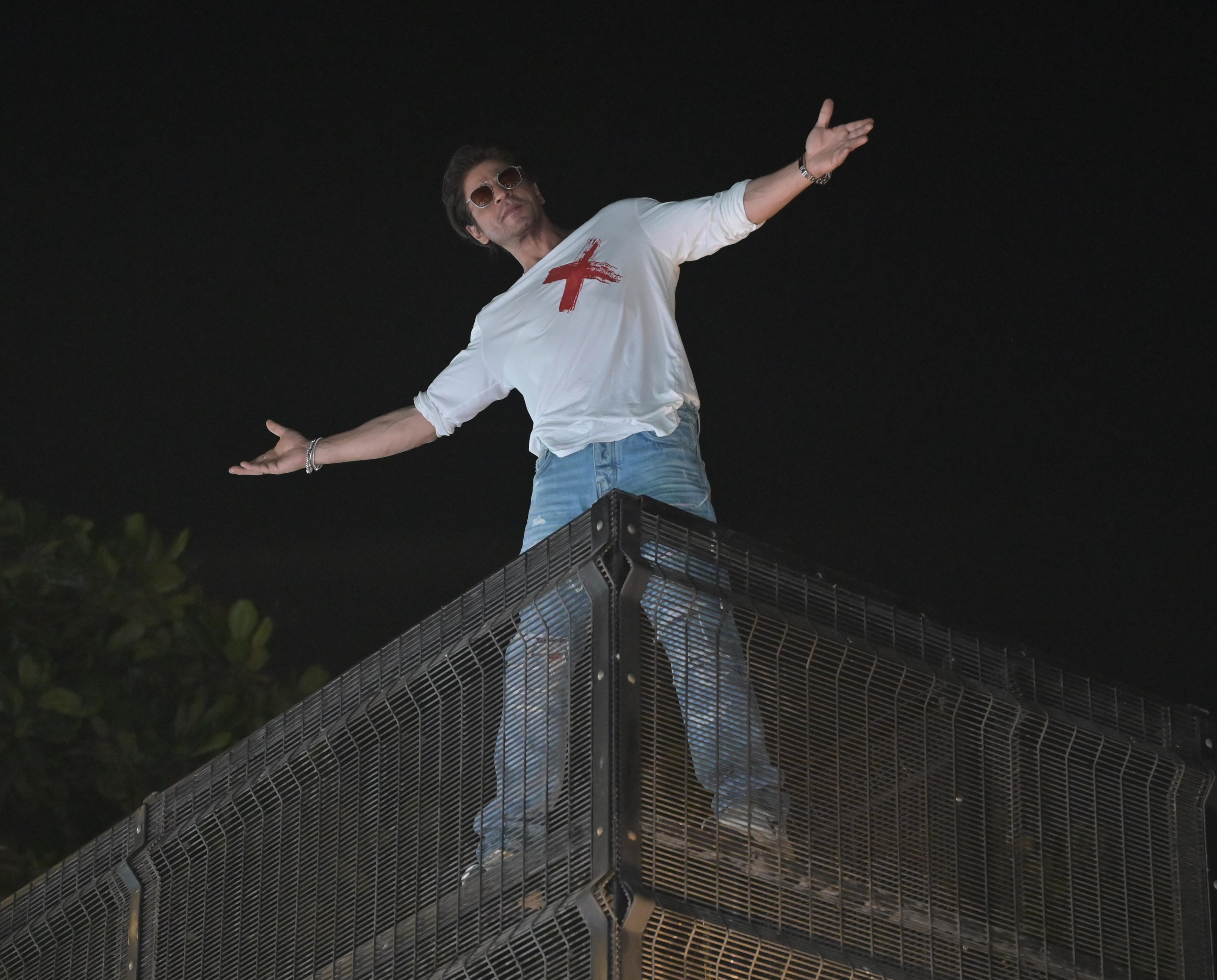 Shah Rukh Khan greeting fans gathered outside his residence in Mumbai on his birthday, November 02, in 2023. (Vijay Bate/HT Photo)