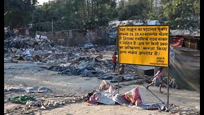 A board installed by LDA on the land at Balu Adda in Lucknow on Friday. (Mushtaq Ali/HT Photo) A board installed by LDA on the land at Balu Adda in Lucknow on Friday. (Mushtaq Ali/HT Photo)