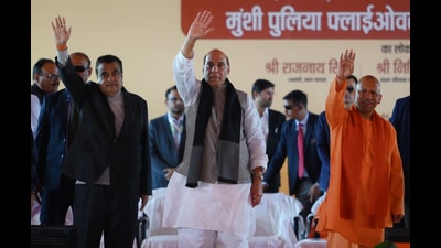 Defence Minister and Lucknow MP Rajnath Singh, road and transport minister Nitin Gadkari and UP CM Yogi Adityanath inaugurated two flyover in Lucknow (Deepak Gupta/ HT) Defence Minister and Lucknow MP Rajnath Singh, road and transport minister Nitin Gadkari and UP CM Yogi Adityanath inaugurated two flyover in Lucknow (Deepak Gupta/ HT)