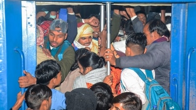 Kanpur: Heavy rush of passengers at the Kanpur Central Staion to board the Kumbh Mela Special train for 'Mauni Amavasya' bath, in Kanpur, Tuesday, Jan. 28, 2025. (PTI Photo) (PTI01_28_2025_000515B) (PTI) Kanpur: Heavy rush of passengers at the Kanpur Central Staion to board the Kumbh Mela Special train for 'Mauni Amavasya' bath, in Kanpur, Tuesday, Jan. 28, 2025. (PTI Photo) (PTI01_28_2025_000515B) (PTI)