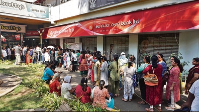 People began queueing up at Vasant Vihar branch in Thane from 8am, said a police officer posted at the branch. (Praful Gangurde /HT Photo)