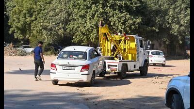 Traffic police towing a car in Gurugram on Thursday. (HT PHOTO)